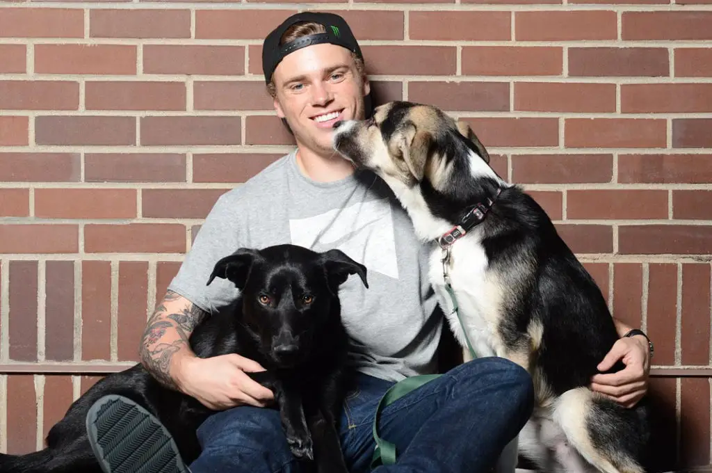 Ο Gus Kenworthy και δυο απο τα σκυλια του